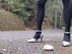 ショートパンツ黒タイツレザー日本人女装野外ハイヒールパンプスで踏み潰しながらオナニー脚フェチ美脚クラッシュフェチ