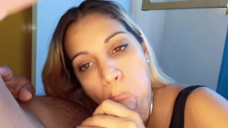 Я делаю ему потрясающий минет, и он трахает меня раком. Моя киска заканчивается тем, что капает сперма