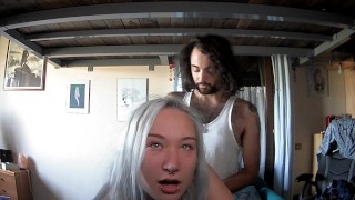 Chica de pelo blanco follada por primera vez en la cámara