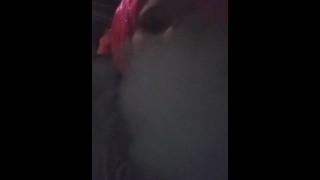 Kissy gezicht in roze pruik met vape roken