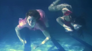 Mihalkova y Siskina y otras chicas bajo el agua desnudas
