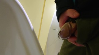 关在笼子里对着小便池撒尿