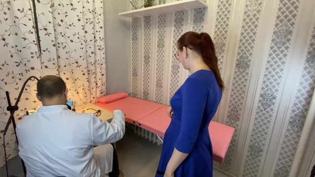 肛門科医の医師は、美しい女の子のお尻を調べました/お尻の中