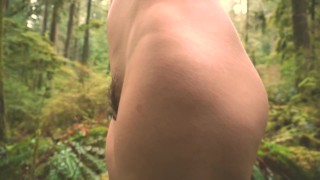 Cute fille nue erre dans la forêt