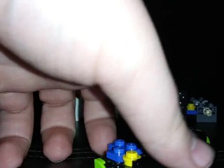 Hombre Construye un Coche Lego (Parte 3)