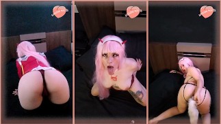 Latina verkleidet sich als Zero Two und masturbiert mit einem Analdildo