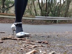 野外皮革女装ハイヒールで木の枝を踏み潰して粉砕するクラッシュフェチ