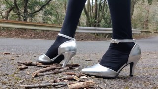 Cuir extérieurLes talons hauts des femmes écrasent et broient les branches d'arbres avec un fétichis