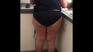 Sexy casalinga marrone che cucina in cucina in mutande | Mostrando Bel