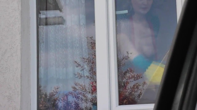 公共の面前で。公共の場でnaked。窓のアパートを洗う車の女性から隣人が見たパンティーなし