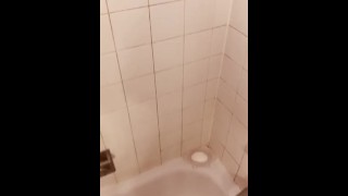 シャワーで裸のセクシーな足