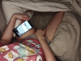 Schattig Schoolmeisje Masturbeert Tijdens Het Kijken Naar Hentai