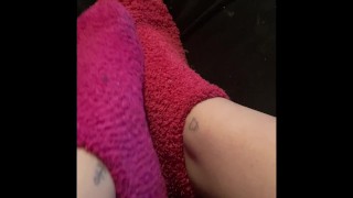 Brincando com meias felpudas
