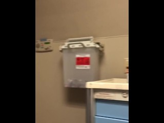 Trop Excitée Pour L’hôpital, Baise Pendant La Visite En ER