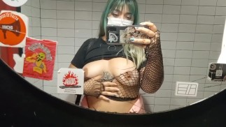 Мигание на прогулке по Буэнос-Айресу (Палермо) и обнаженная