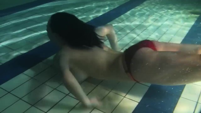 Siskina and Polcharova Strip Nude Underwater