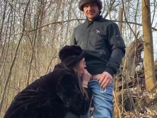 Zimowy spacer po lesie zakończony obciąganiem i ruchaniem!