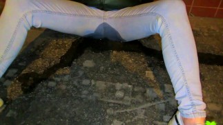 Писаю в джинсы на улице после вечеринки