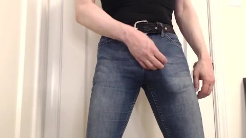Éjacule en jeans ultra-serrés et bottes équestres
