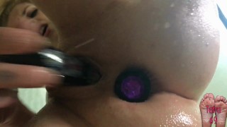 Jeunne femme amateur tatouée jouit fort avec un plug anal