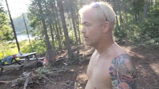 Desafío de camping en parque nacional. Desnude y camina desnudo al sitio, luego recompensa de follar anal
