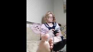 Сексуальная симпатичная геймерша неженка-кроссдрессер в школьной форме показывает ноги и игнорирует вас