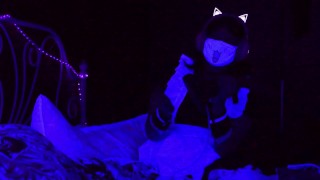 Neon Kitty meid klaar om te serveren ~