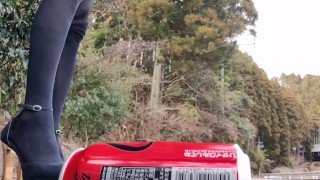 Fetichista japonês de masturbação pisando latas vazias com saltos altos femininos ao ar livre.