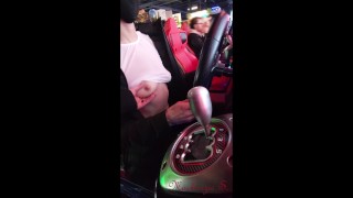 Vrouw flasht naast vreemden in Arcade