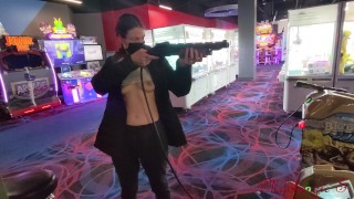 Femme exhibitionniste joue à des jeux avec des seins dehors