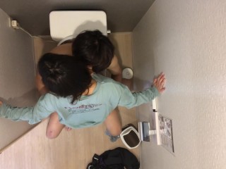 おしっこしてる時に19歳彼女が後ろから抱きついてきてそのままトイレの中でネチョネチョSEX開始。【素人】