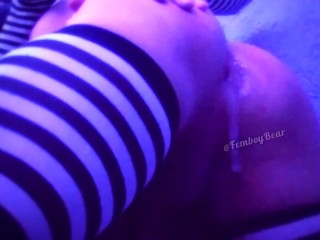 Femboy 弯下腰在他的屁股里射精