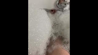 Footjob. Enxada de 11 dedões dá trabalho com os pés no banho !!