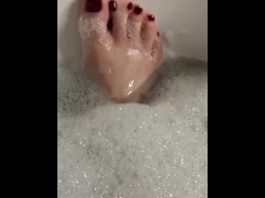11 toe slut!! Bathtub wet feet