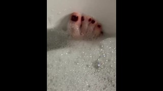 Puta de 11 dedo !! Pies mojados en la bañera