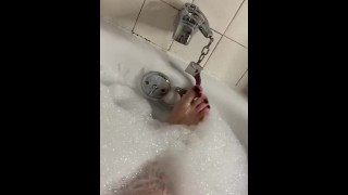 Troppe dita dei piedi | 11 troia delle dita, bagnata nella vasca da bagno!