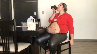 LAURA FATTY DEVOURING A CAKE (TBT)