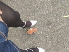 野外女装レザーショートパンツハイヒールでぬいぐるみを踏み潰しオナニークラッシュフェチ - Screenshot 5 of 16 - Trampling Heels