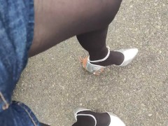 野外女装レザーショートパンツハイヒールでぬいぐるみを踏み潰しオナニークラッシュフェチ - Screenshot 6 of 16 - Japanese