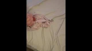 Se masturba en ropa interior de madrastras