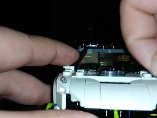 Человек строит автомобиль Lego (финал)