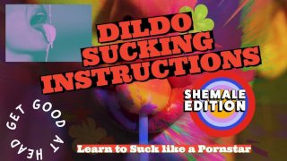 VAN DILDO ZUIG INSTRUCTIES De shemale heeft een grote smakelijke lul en je gaat het zuigen