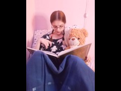 Video Cute teen reads a book and plays with her pussy before bed (teaser)