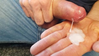 Вялый член в джинсах.. выбил и жестко подрочил под Большую Сперму! 😊 Вдохновленный Bubbums 😚