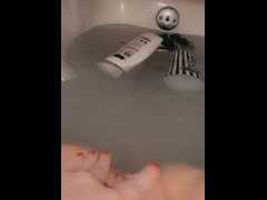 Slippery when wet - Screenshot 10 of 16 - Bathtub