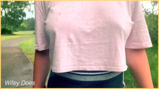 Veřejná promočená košile MILF | Amatérskou manželku zastihne déšť ☔️ 💦