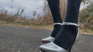日本恋物癖者用户外皮革女式高跟鞋踩碎毛绒动物