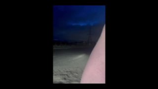Nackt um das Auto herumlaufen 