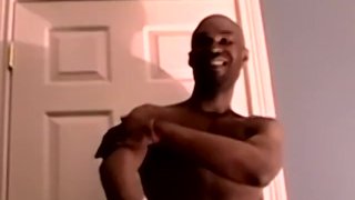 Bello atleta nero si spoglia nudo e si masturba da solo e sborra