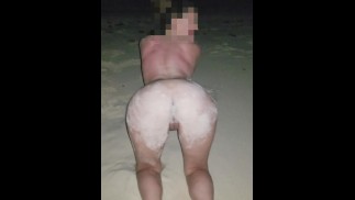 Fun Wife joue Naked dans le Ocean Behind Resort